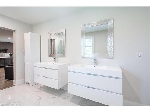 81 Flanders Drive, Waterdown, ON - Indoor Photo Showing Bathroom