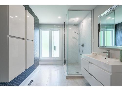 81 Flanders Drive, Waterdown, ON - Indoor Photo Showing Bathroom