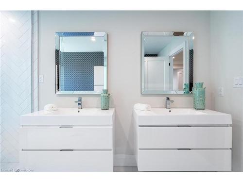 81 Flanders Drive, Waterdown, ON - Indoor Photo Showing Bathroom