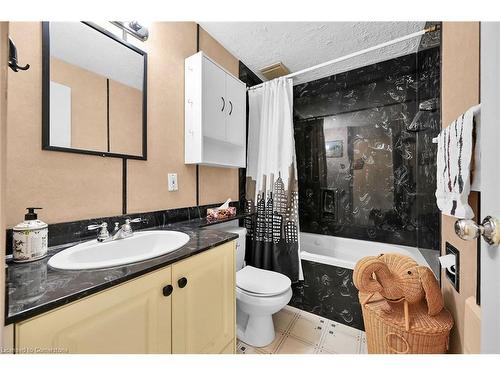 A11-25 Britten Close, Hamilton, ON - Indoor Photo Showing Bathroom