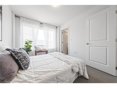 18-120 Court Drive, Paris, ON - Indoor Photo Showing Bedroom