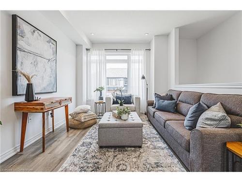 18-120 Court Drive, Paris, ON - Indoor Photo Showing Living Room