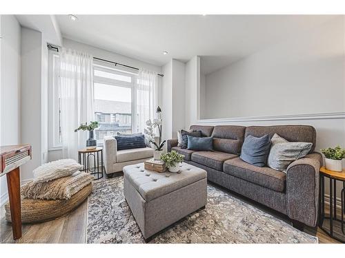 18-120 Court Drive, Paris, ON - Indoor Photo Showing Living Room