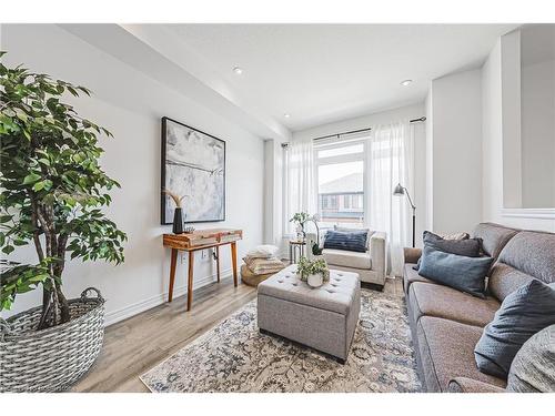 18-120 Court Drive, Paris, ON - Indoor Photo Showing Living Room