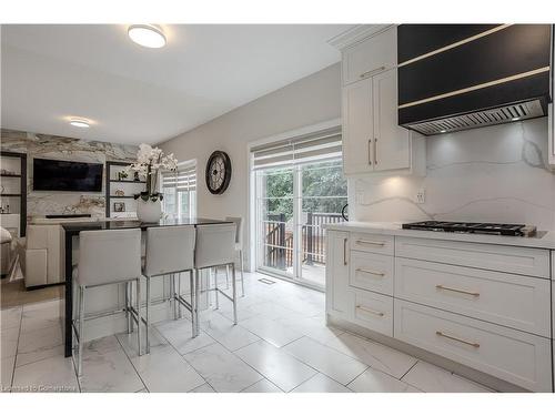 4176 Fuller Crescent, Burlington, ON - Indoor Photo Showing Kitchen With Upgraded Kitchen