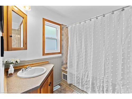 232 West 19Th Street, Hamilton, ON - Indoor Photo Showing Bathroom