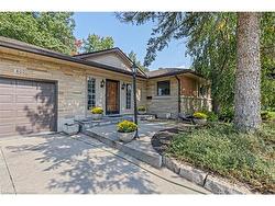 40 Bertram Drive  Dundas, ON L9H 4T3