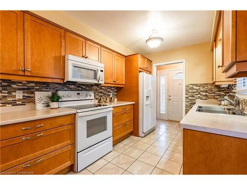 5061 University Avenue, Niagara Falls, ON - Indoor Photo Showing Kitchen With Double Sink