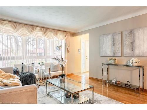 5061 University Avenue, Niagara Falls, ON - Indoor Photo Showing Living Room