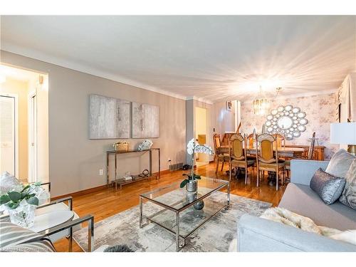 5061 University Avenue, Niagara Falls, ON - Indoor Photo Showing Living Room