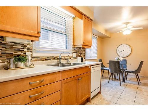 5061 University Avenue, Niagara Falls, ON - Indoor Photo Showing Kitchen With Double Sink