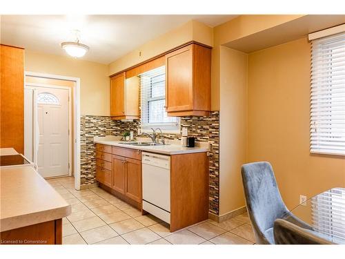 5061 University Avenue, Niagara Falls, ON - Indoor Photo Showing Kitchen With Double Sink