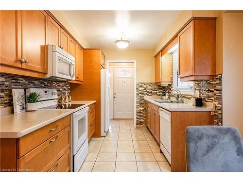 5061 University Avenue, Niagara Falls, ON - Indoor Photo Showing Kitchen With Double Sink