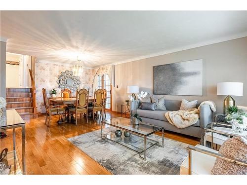 5061 University Avenue, Niagara Falls, ON - Indoor Photo Showing Living Room