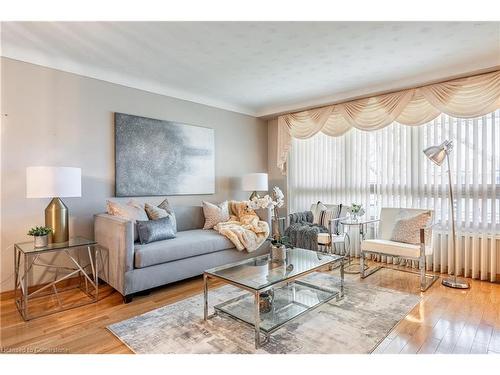 5061 University Avenue, Niagara Falls, ON - Indoor Photo Showing Living Room