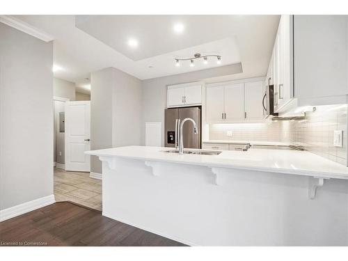 403-1878 Gordon Street, Guelph, ON - Indoor Photo Showing Kitchen With Upgraded Kitchen