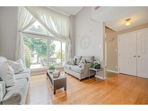 2358 Cavendish Drive, Burlington, ON - Indoor Photo Showing Living Room