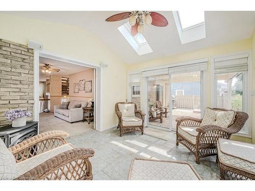 2358 Cavendish Drive, Burlington, ON - Indoor Photo Showing Living Room