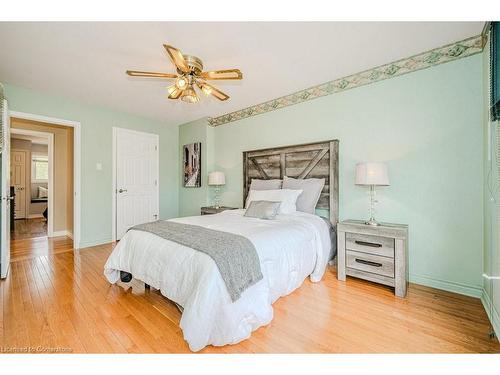 2358 Cavendish Drive, Burlington, ON - Indoor Photo Showing Bedroom