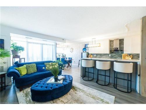 614-500 Green Road, Stoney Creek, ON - Indoor Photo Showing Living Room