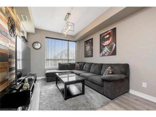 207-10 Esplanade Lane, Grimsby, ON - Indoor Photo Showing Living Room