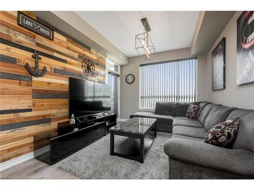 207-10 Esplanade Lane, Grimsby, ON - Indoor Photo Showing Living Room