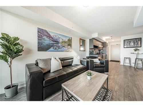 A301-1117 Cooke Boulevard, Burlington, ON - Indoor Photo Showing Living Room