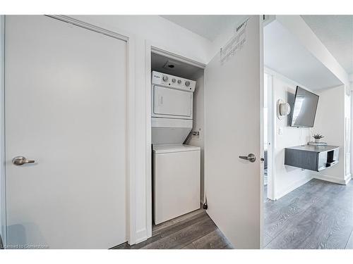 A301-1117 Cooke Boulevard, Burlington, ON - Indoor Photo Showing Laundry Room