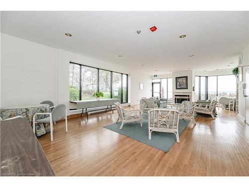 2220 Lakeshore Road W, Burlington, ON - Indoor Photo Showing Living Room