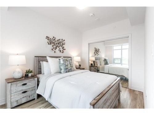 430-10 Mallard Trail, Waterdown, ON - Indoor Photo Showing Bedroom