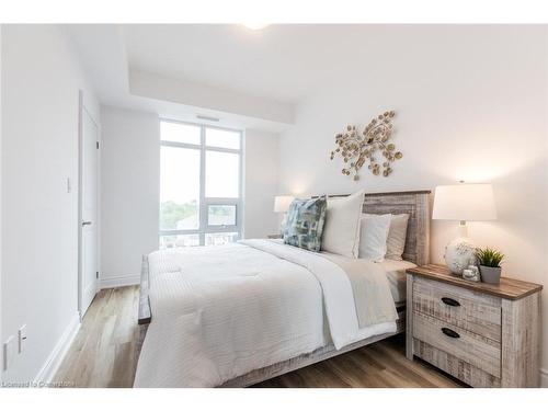 430-10 Mallard Trail, Waterdown, ON - Indoor Photo Showing Bedroom