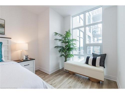 430-10 Mallard Trail, Waterdown, ON - Indoor Photo Showing Bedroom