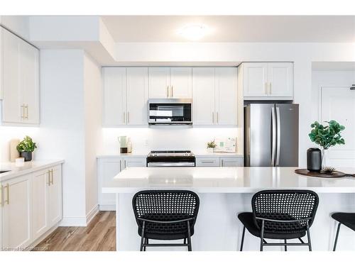 430-10 Mallard Trail, Waterdown, ON - Indoor Photo Showing Kitchen