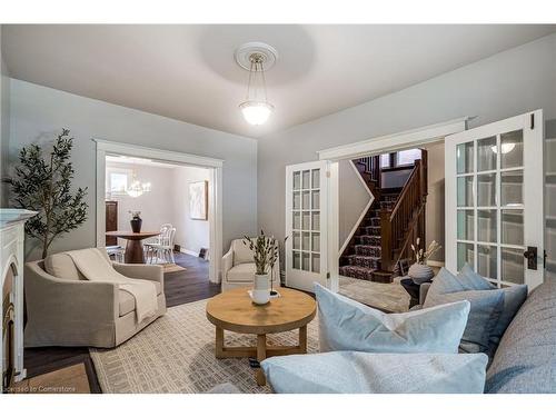 90 Blake Street, Hamilton, ON - Indoor Photo Showing Living Room