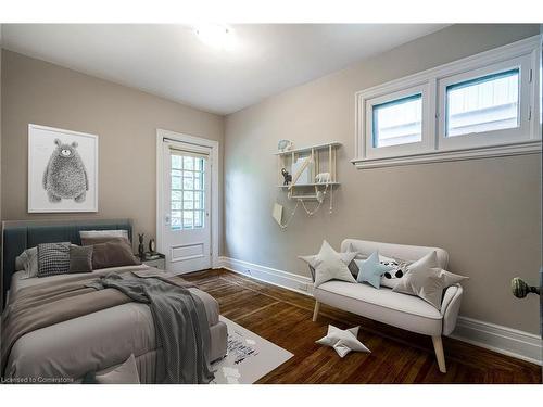 90 Blake Street, Hamilton, ON - Indoor Photo Showing Bedroom