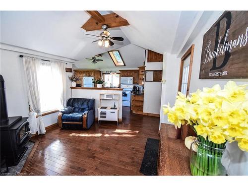 617 Marshagen Road, Dunnville, ON - Indoor Photo Showing Living Room