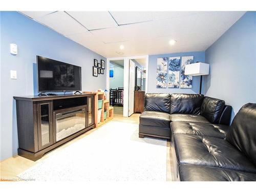 617 Marshagen Road, Dunnville, ON - Indoor Photo Showing Living Room