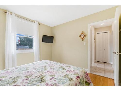 56 West 1St Street, Hamilton, ON - Indoor Photo Showing Bedroom