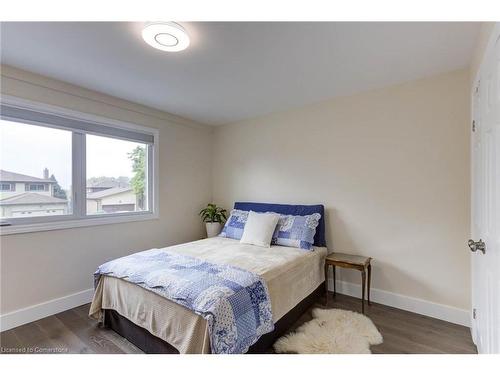 2141 Cartier Crescent, Burlington, ON - Indoor Photo Showing Bedroom