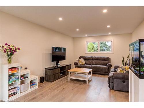 2141 Cartier Crescent, Burlington, ON - Indoor Photo Showing Living Room