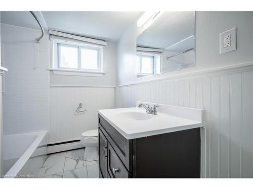 4-2161 Ghent Avenue, Burlington, ON - Indoor Photo Showing Bathroom