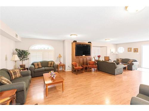 B405-216 Plains Road W, Burlington, ON - Indoor Photo Showing Living Room