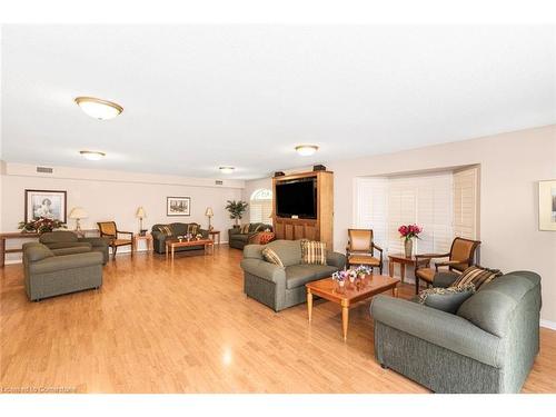 B405-216 Plains Road W, Burlington, ON - Indoor Photo Showing Living Room