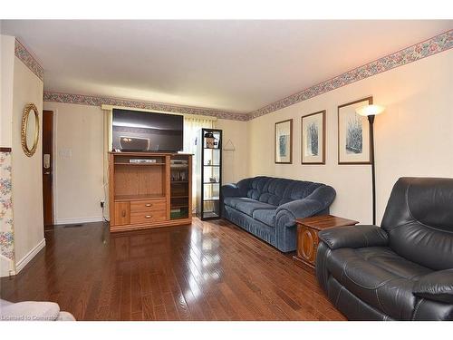 1 Eastview Avenue, Hamilton, ON - Indoor Photo Showing Living Room