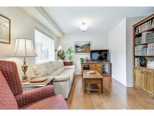 25 Golden Iris Crescent, Waterdown, ON - Indoor Photo Showing Living Room