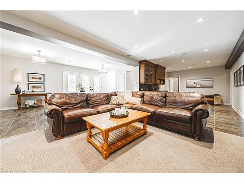 178 Brookhaven Court, Welland, ON - Indoor Photo Showing Living Room