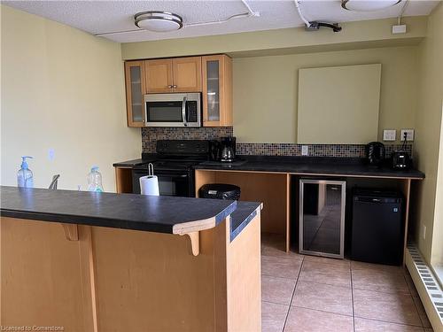 520-350 Quigley Road, Hamilton, ON - Indoor Photo Showing Kitchen