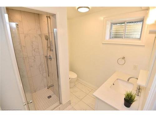 1420 Chalice Crescent, Mississauga, ON - Indoor Photo Showing Bathroom