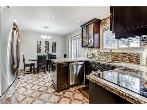 2163 Alconbury Crescent, Burlington, ON - Indoor Photo Showing Kitchen With Upgraded Kitchen