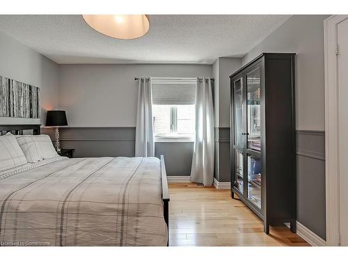 1407 Bayshire Drive, Halton, ON - Indoor Photo Showing Bedroom